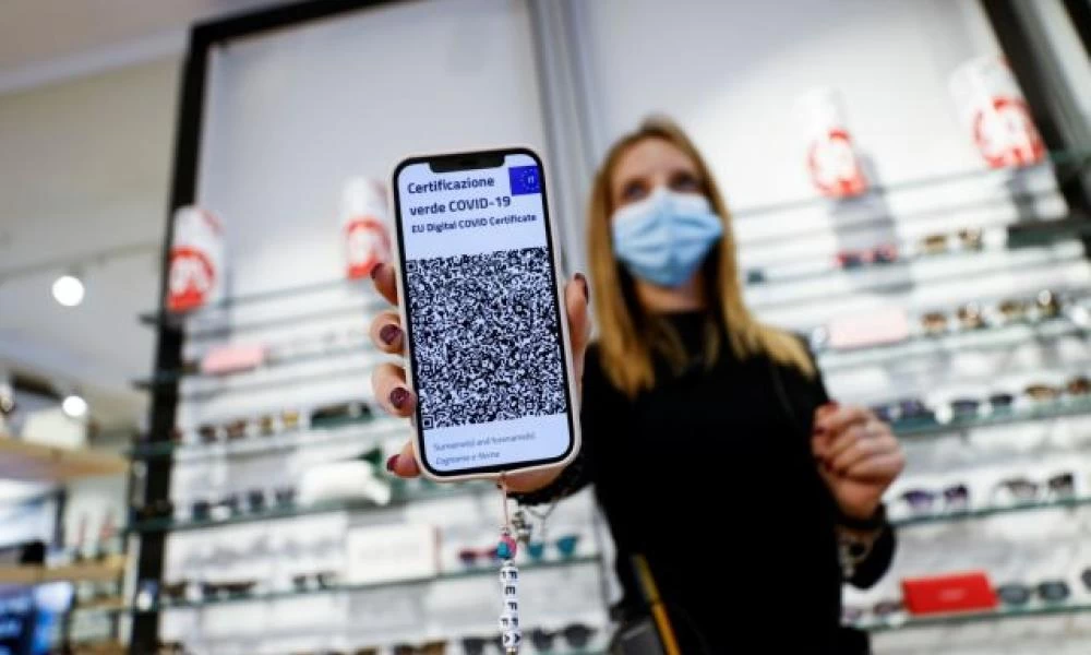 Ιταλία: Στην ουρά για τεστ οι ανεμβολίαστοι